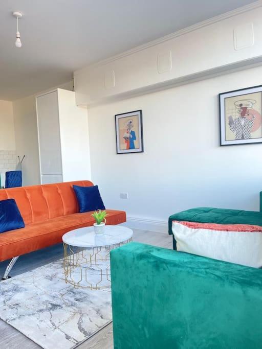 1 Bedroom Apartment - Flitwick - Contractor Friendly - Tourist Ready - Full Kitchen - Wifi - Smart Tv - Sofa Bed - Free Parking - Ideal For Short Or Long Stays Kültér fotó