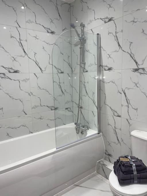 1 Bedroom Apartment - Flitwick - Contractor Friendly - Tourist Ready - Full Kitchen - Wifi - Smart Tv - Sofa Bed - Free Parking - Ideal For Short Or Long Stays Kültér fotó